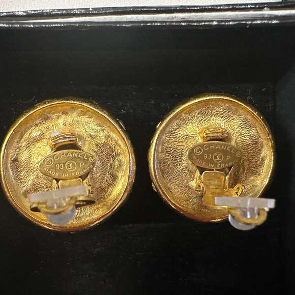 Authentic Chanel vintage gold/pearl clip on earrings! - Picture 4 of 4